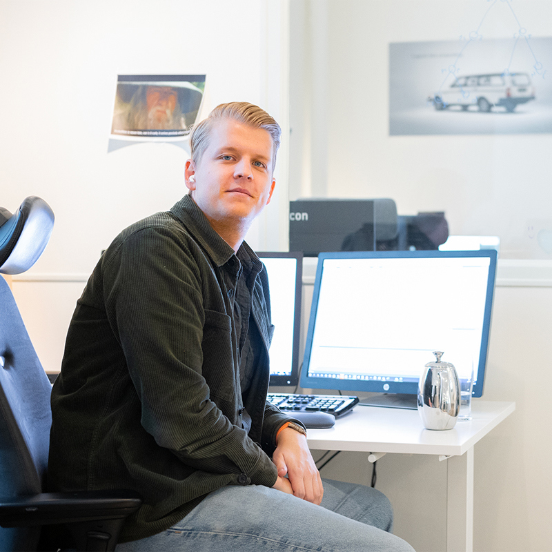 Developer at Bilvision's office in front of two screens